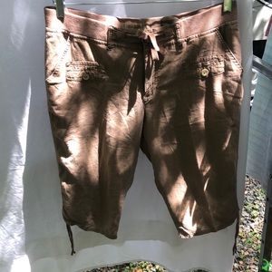Size 12 just below knee beige crop pant, Vintage America. Excellent shape.